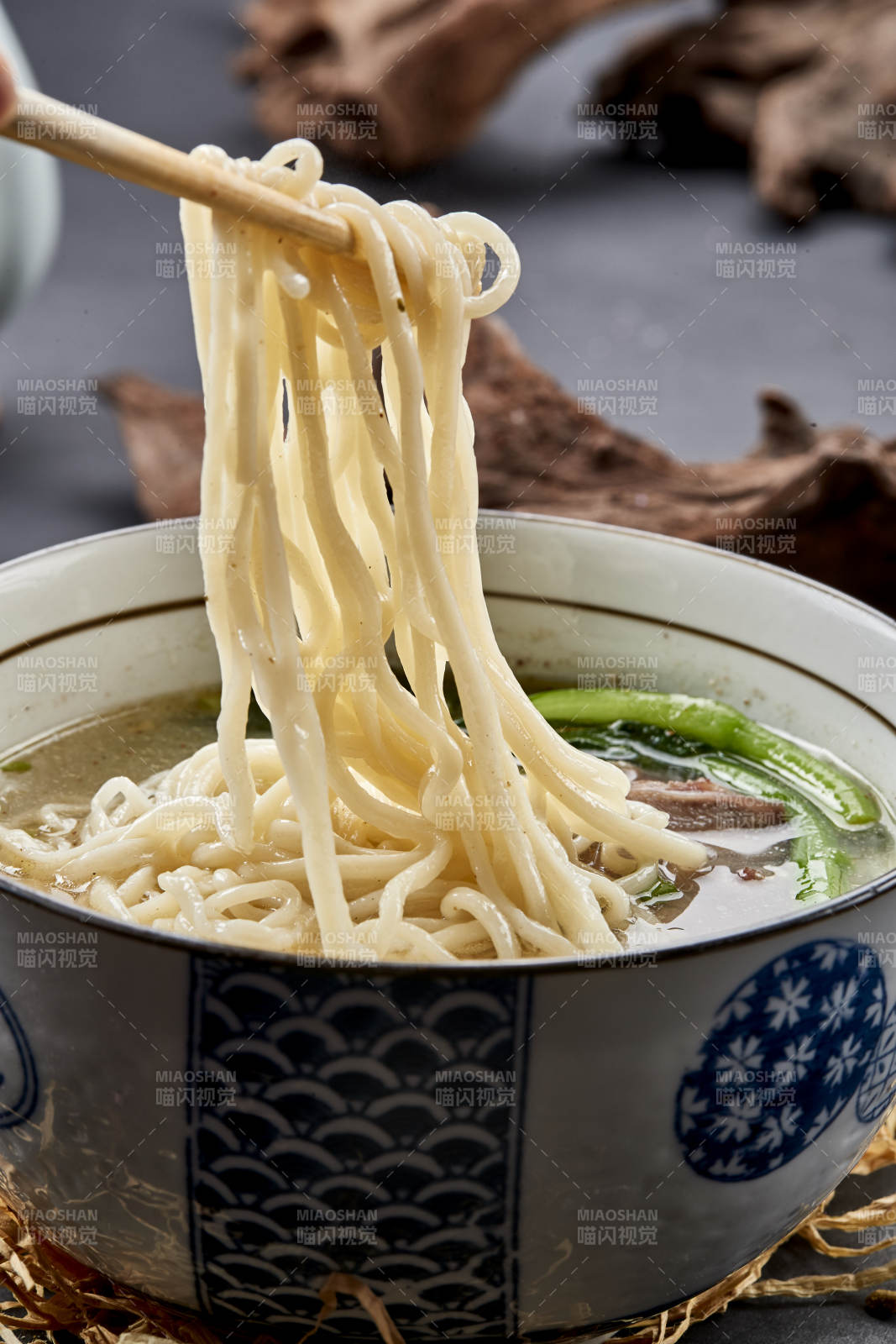 飘着大块牛肉萝卜青菜的兰州拉面图片