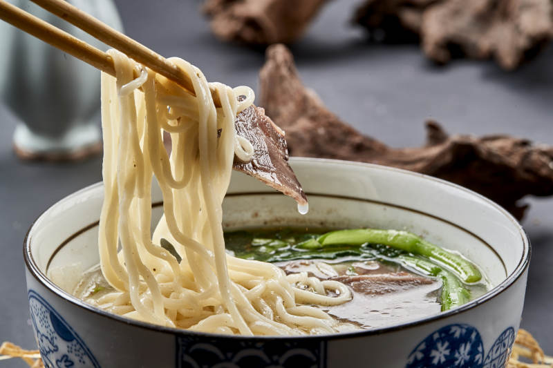 飘着大块牛肉萝卜青菜的兰州拉面图片