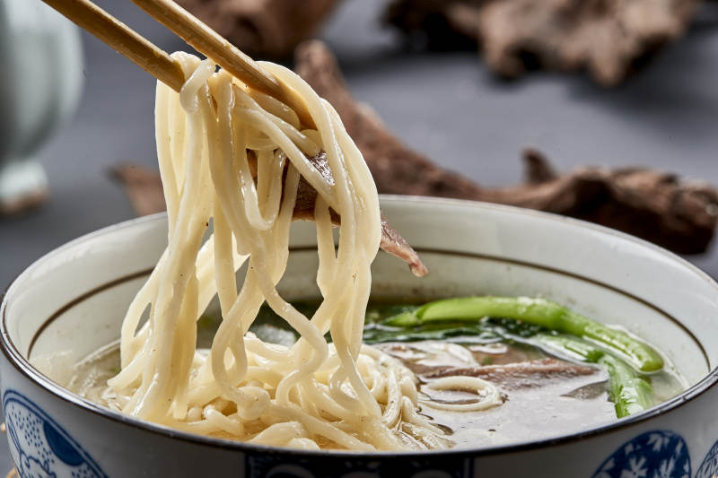 飘着大块牛肉萝卜青菜的兰州拉面图片