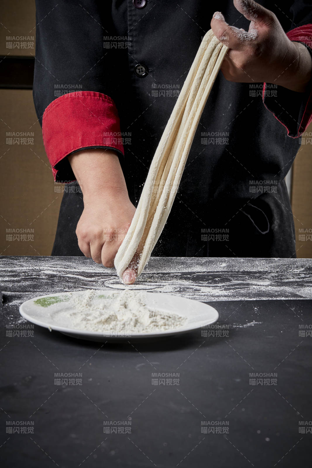 技艺精湛的拉面师在展示拉面制作图片