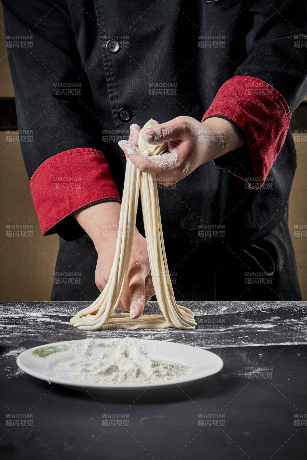 技艺精湛的拉面师在展示拉面制作图片