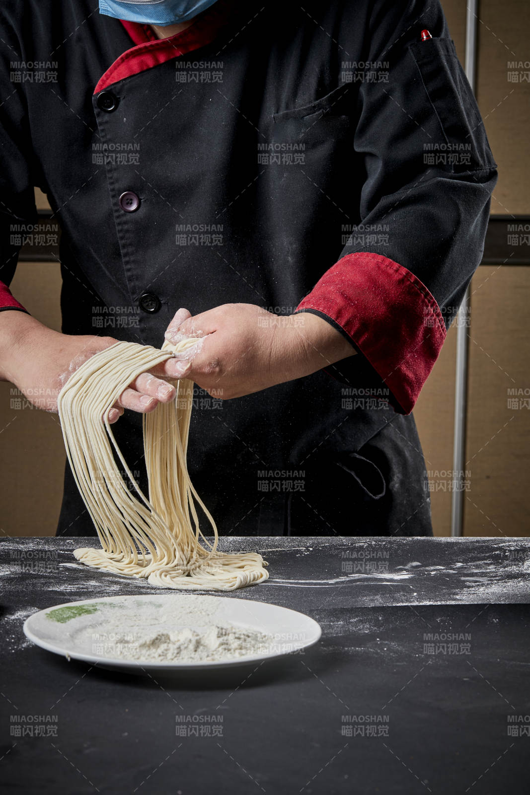 技艺精湛的拉面师在展示拉面制作图片