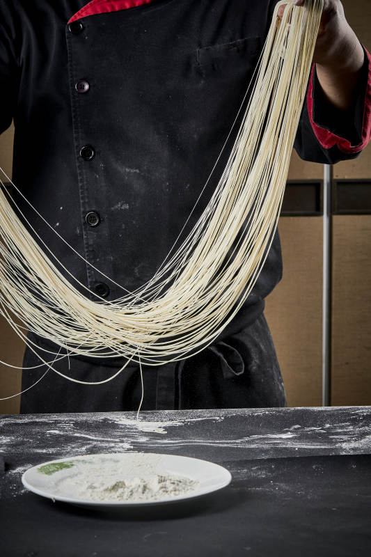技艺精湛的拉面师在展示拉面制作图片