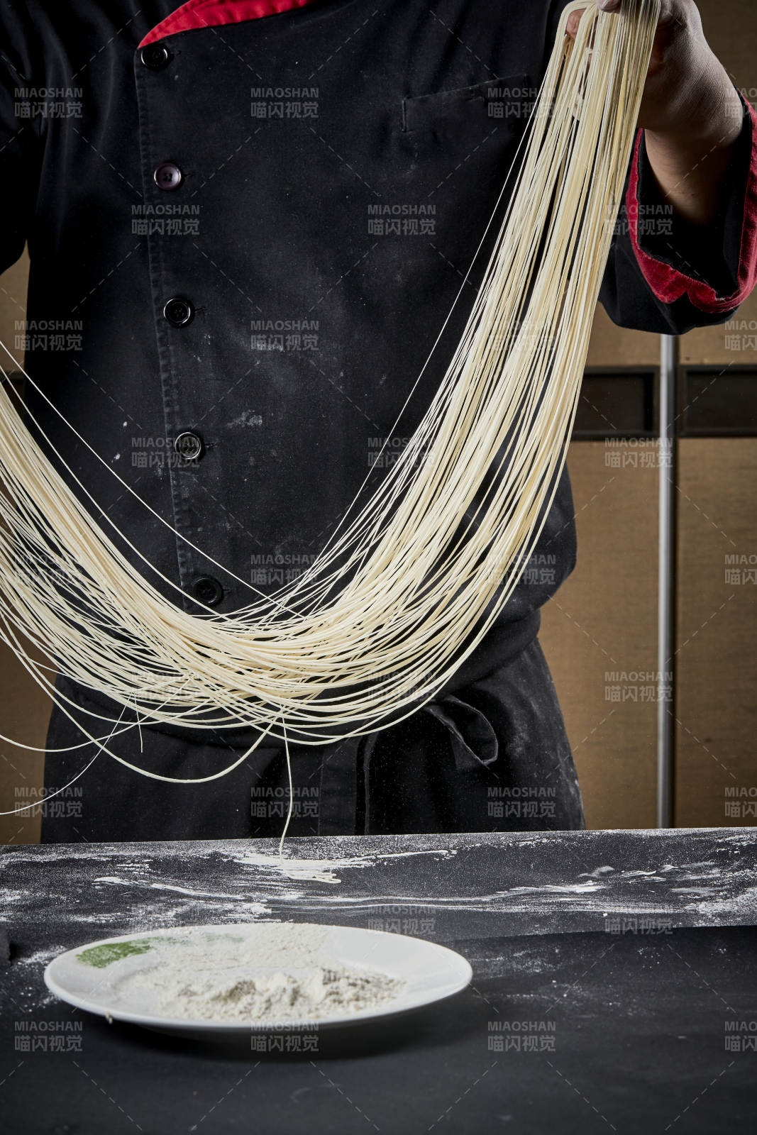 技艺精湛的拉面师在展示拉面制作图片