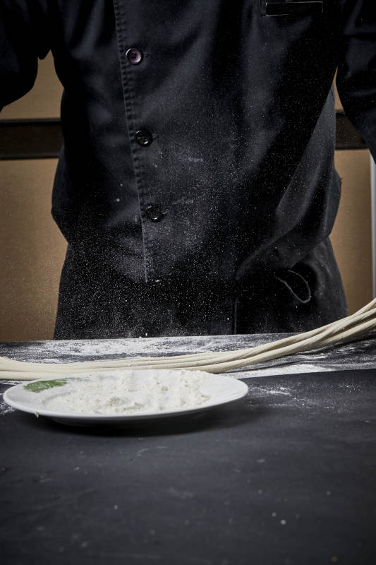 技艺精湛的拉面师在展示拉面制作图片