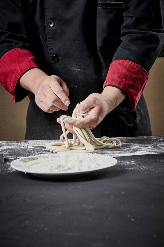 技艺精湛的拉面师在展示拉面制作图片