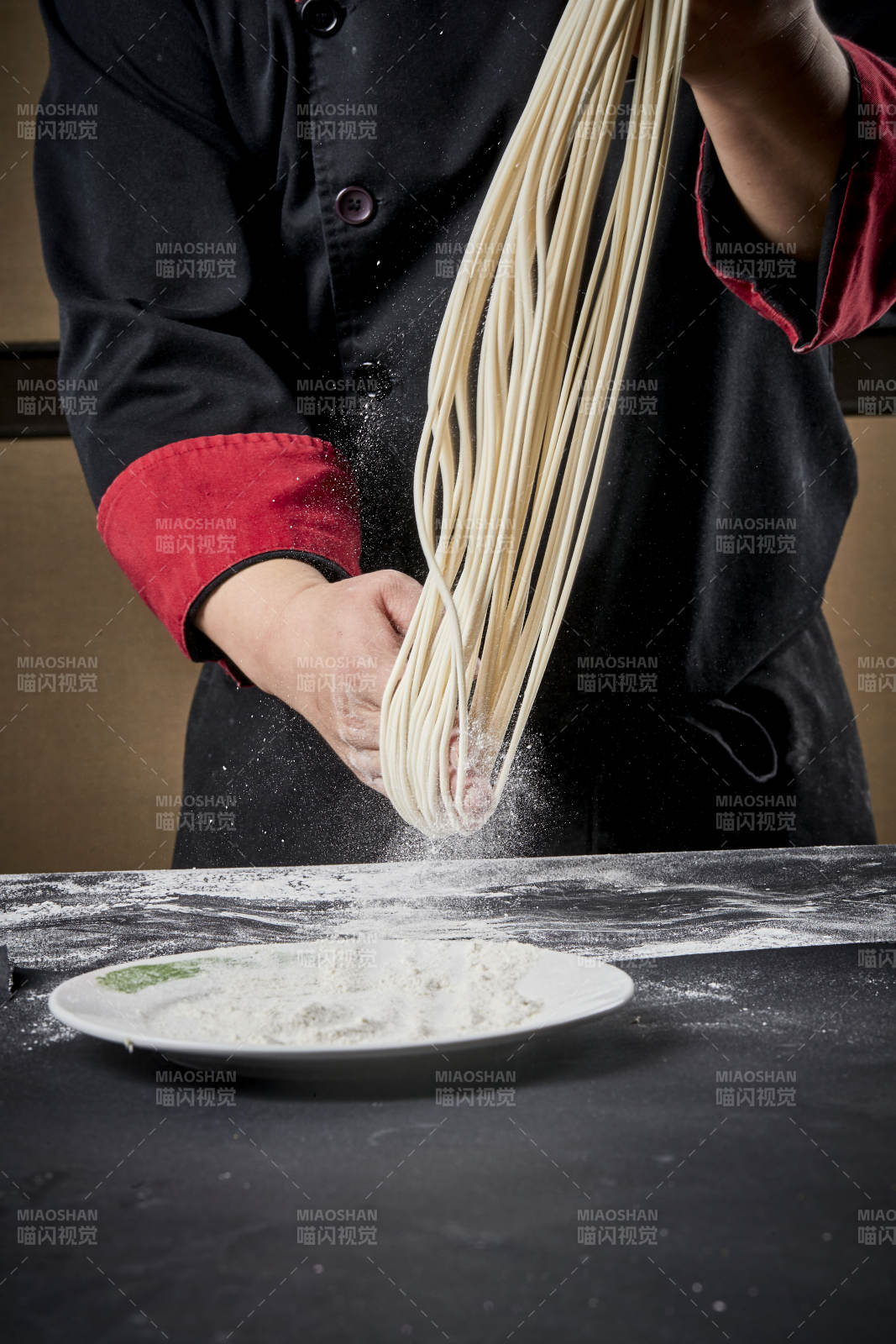 技艺精湛的拉面师在展示拉面制作图片