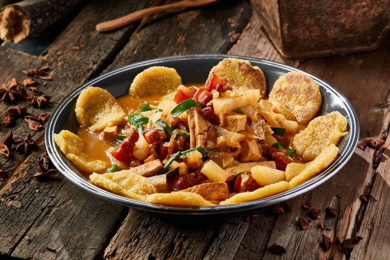 农家乱炖配拿糕图片