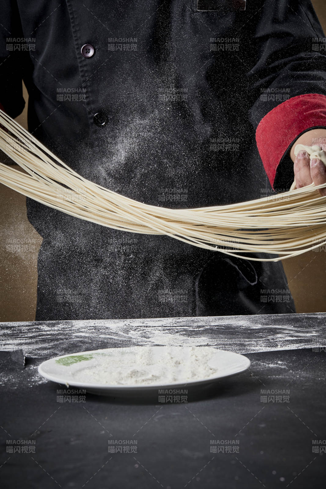 技艺精湛的拉面师在展示拉面制作图片