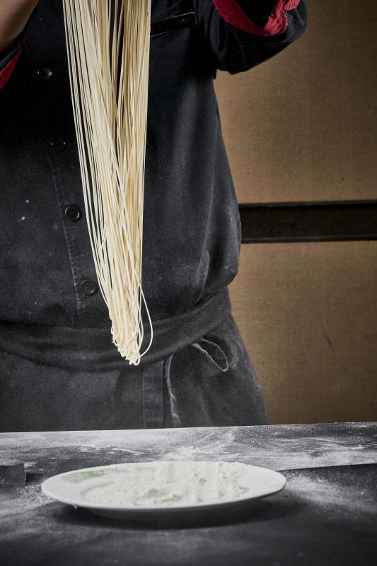 技艺精湛的拉面师在展示拉面制作图片