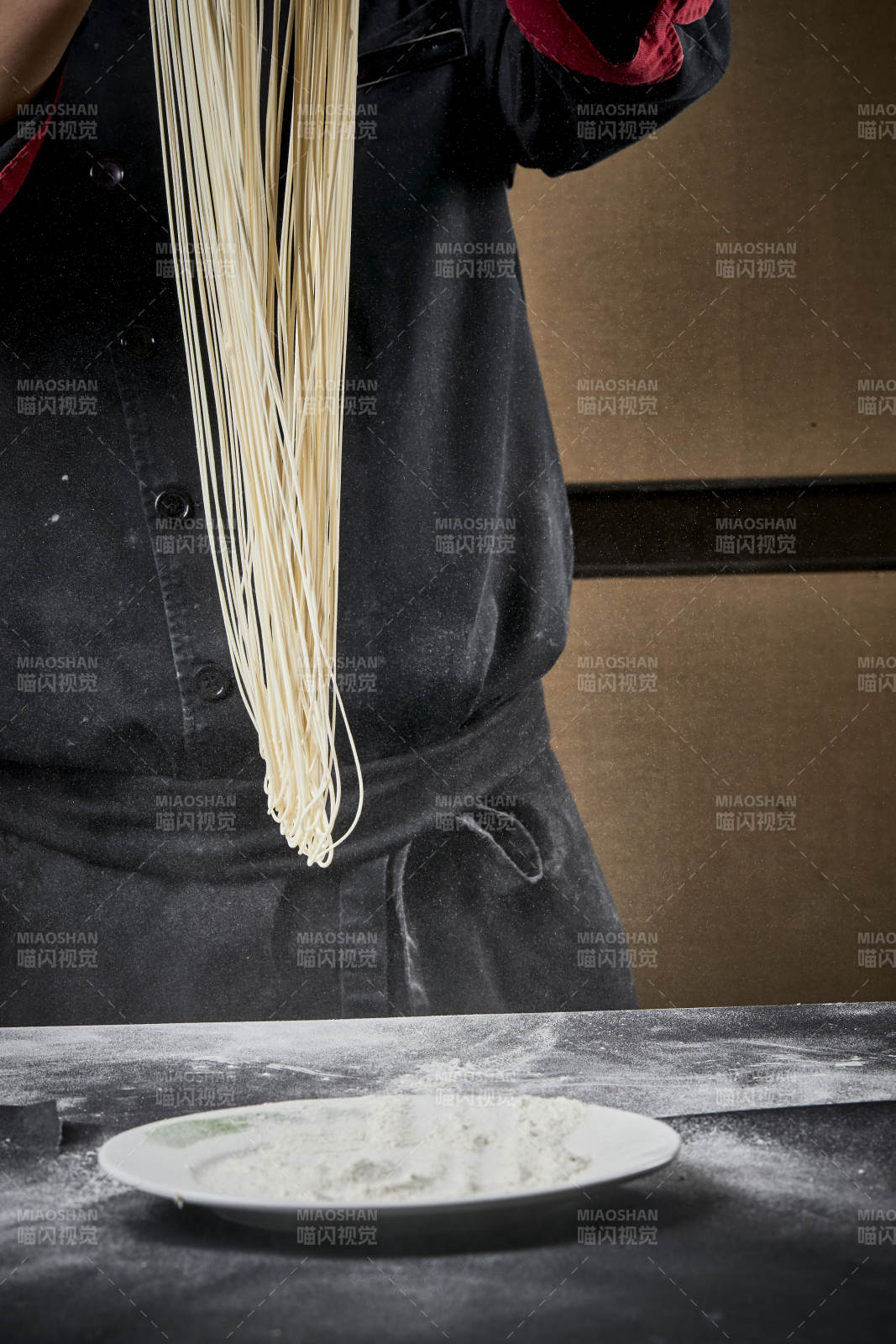技艺精湛的拉面师在展示拉面制作图片