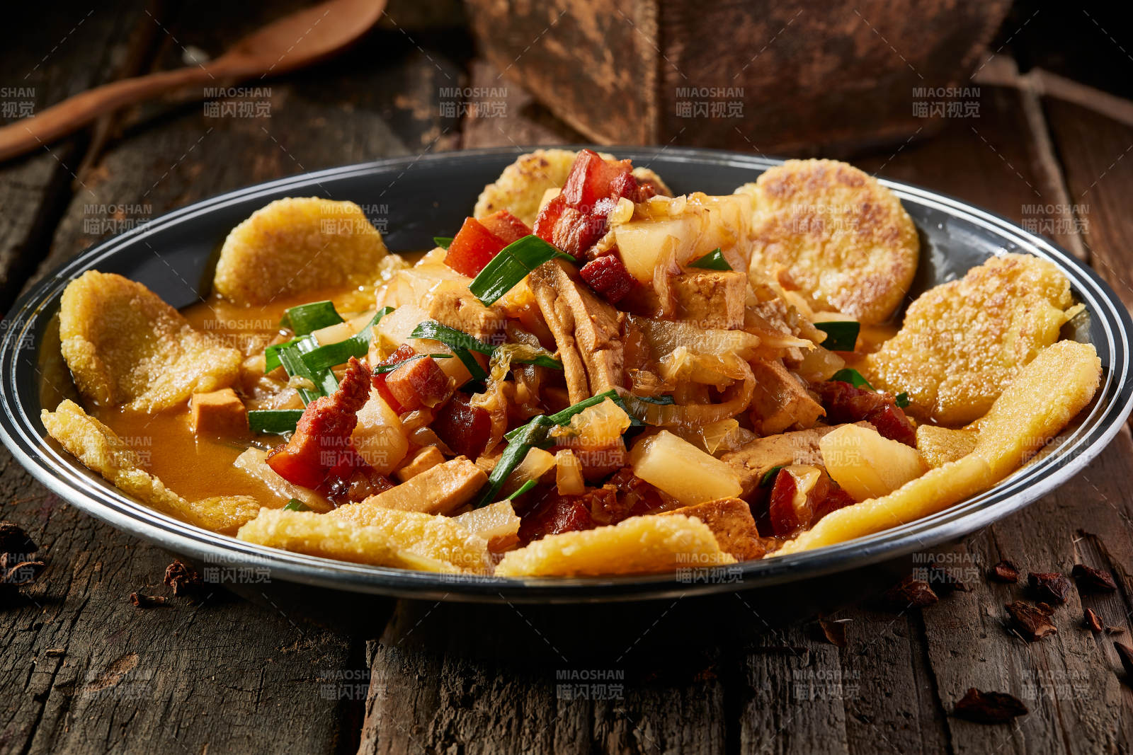 农家乱炖配拿糕图片