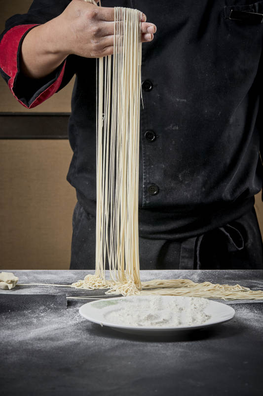 技艺精湛的拉面师在展示拉面制作图片
