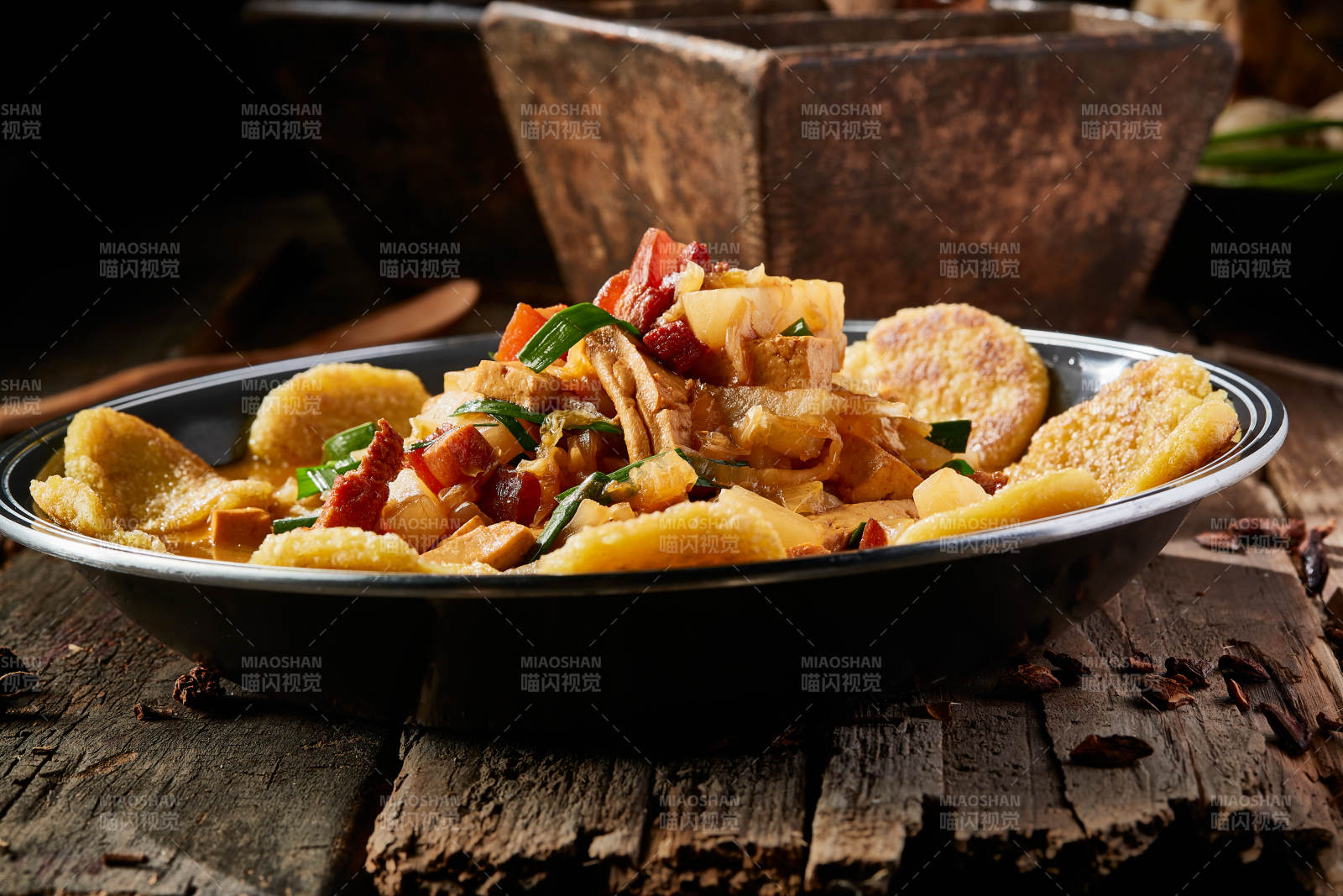 农家乱炖配拿糕图片