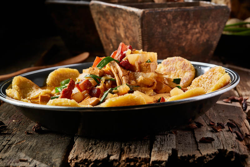 农家乱炖配拿糕图片