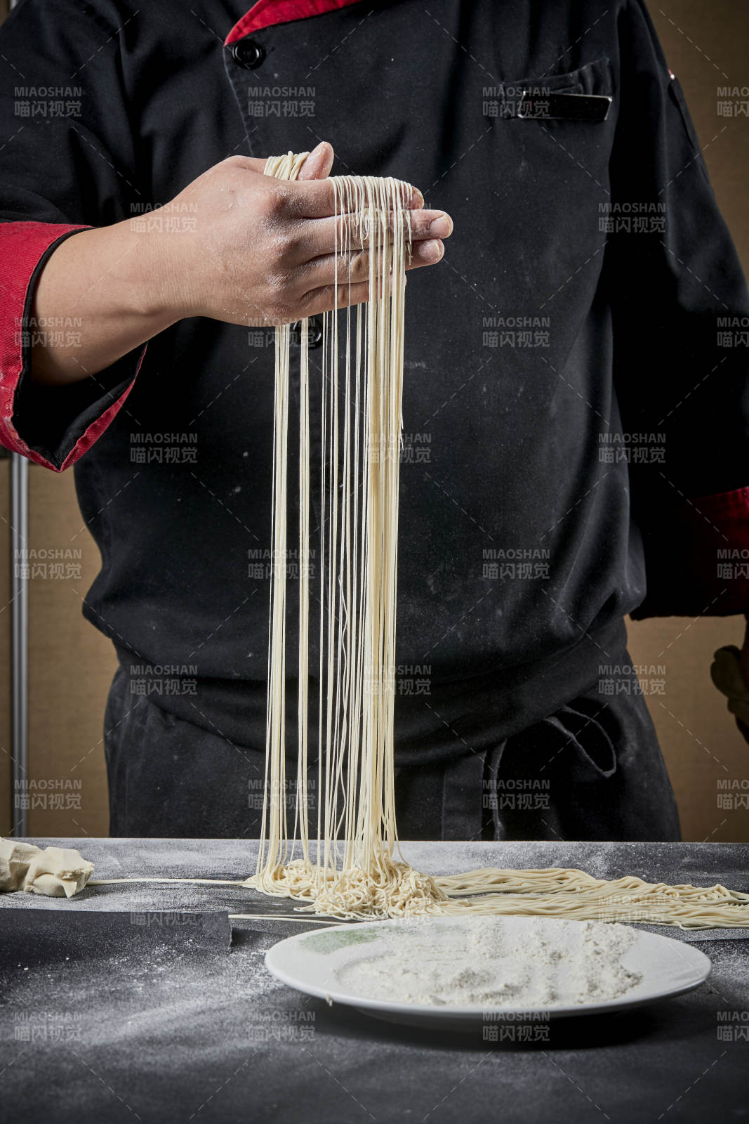 技艺精湛的拉面师在展示拉面制作图片