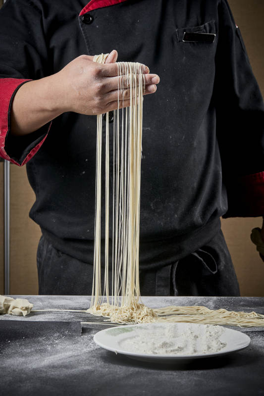 技艺精湛的拉面师在展示拉面制作图片