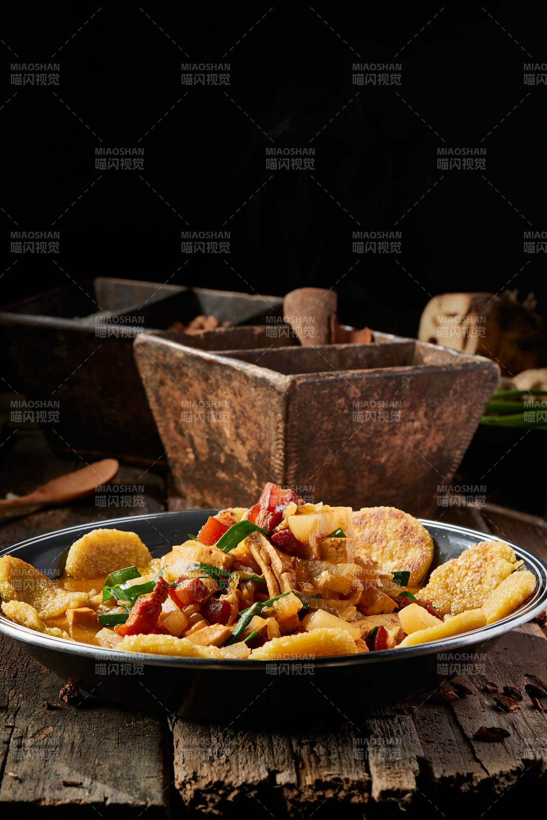 农家乱炖配拿糕图片