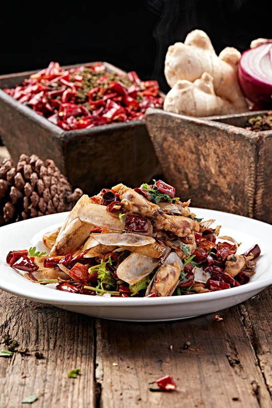 白色圆盘装的辣炒蛏子图片