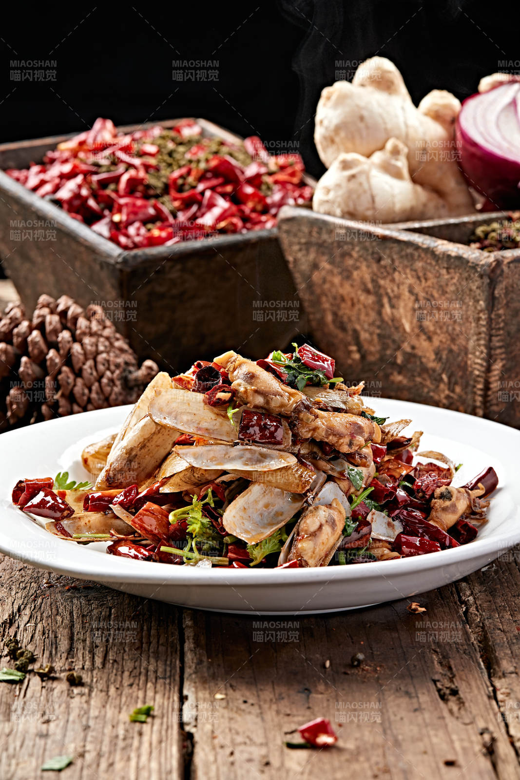 白色圆盘装的辣炒蛏子图片