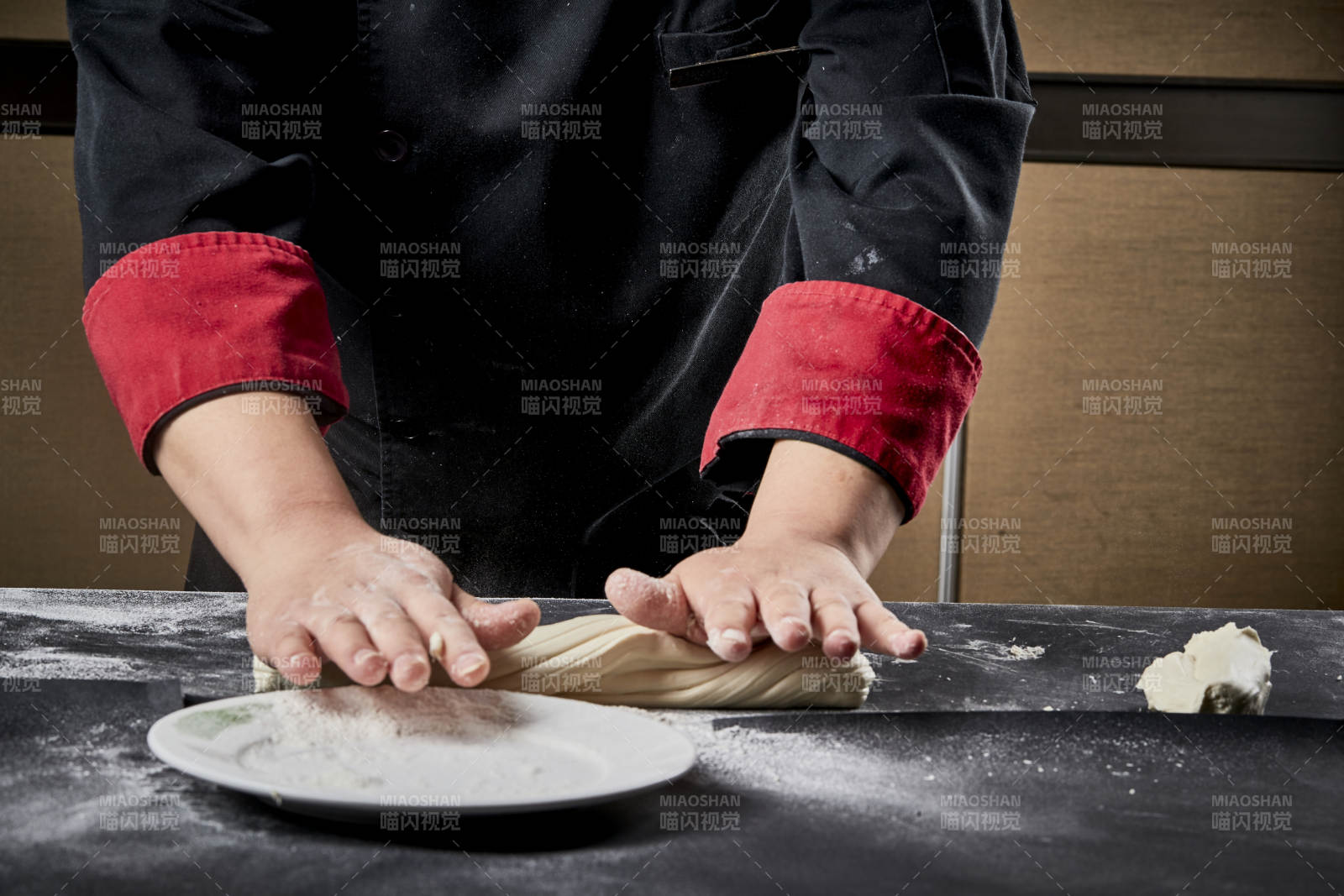 技艺精湛的拉面师在展示拉面制作图片