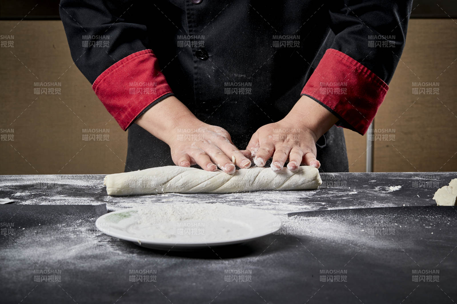 技艺精湛的拉面师在展示拉面制作图片