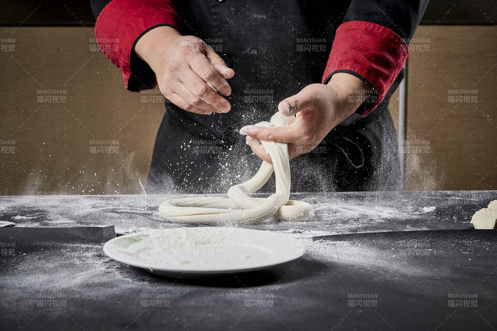 技艺精湛的拉面师在展示拉面制作图片