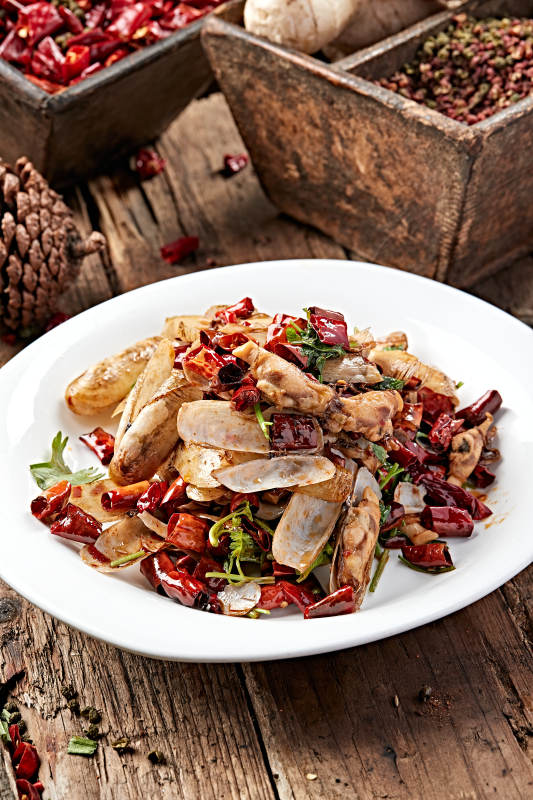 白色圆盘装的辣炒蛏子图片