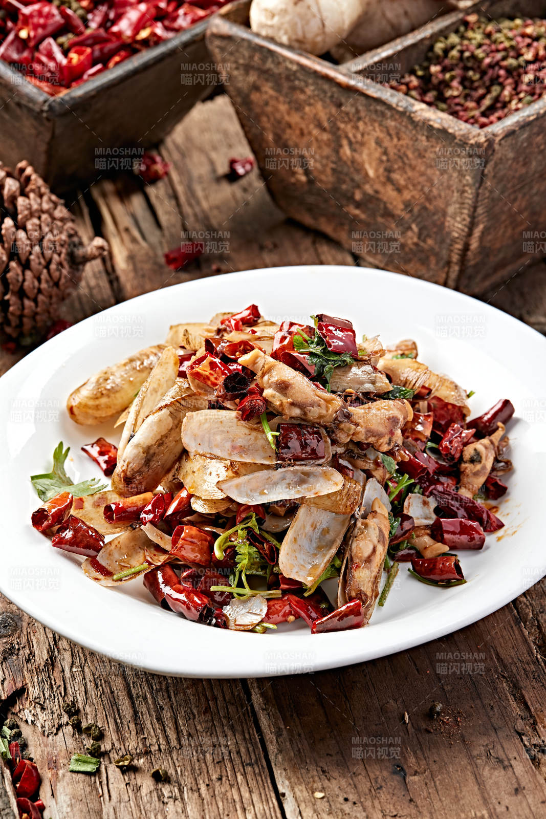 白色圆盘装的辣炒蛏子图片