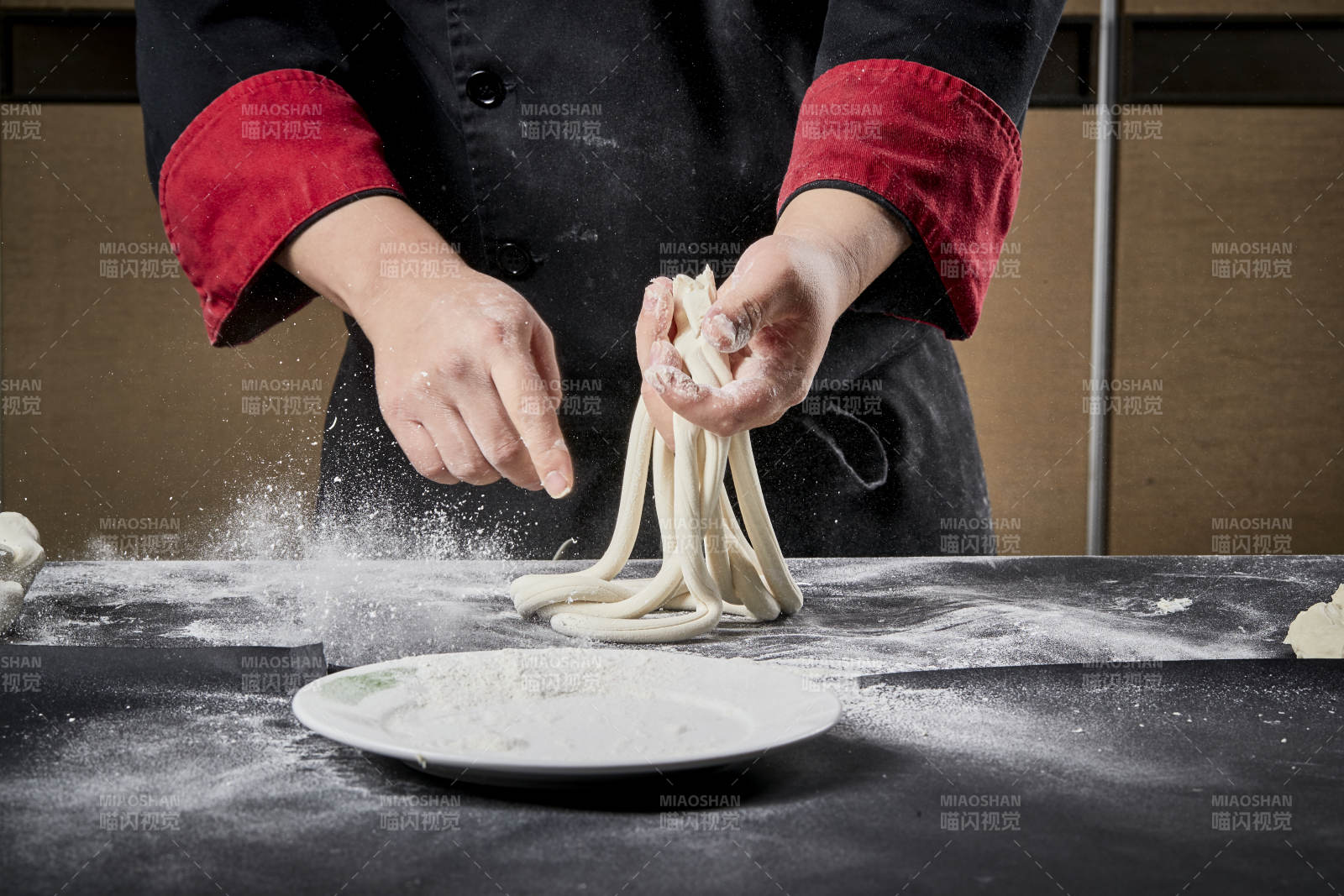 技艺精湛的拉面师在展示拉面制作图片