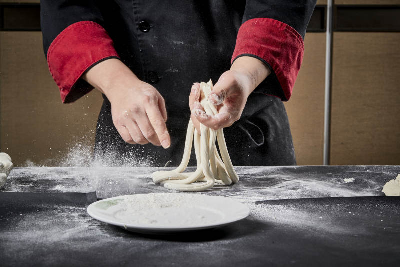 技艺精湛的拉面师在展示拉面制作图片