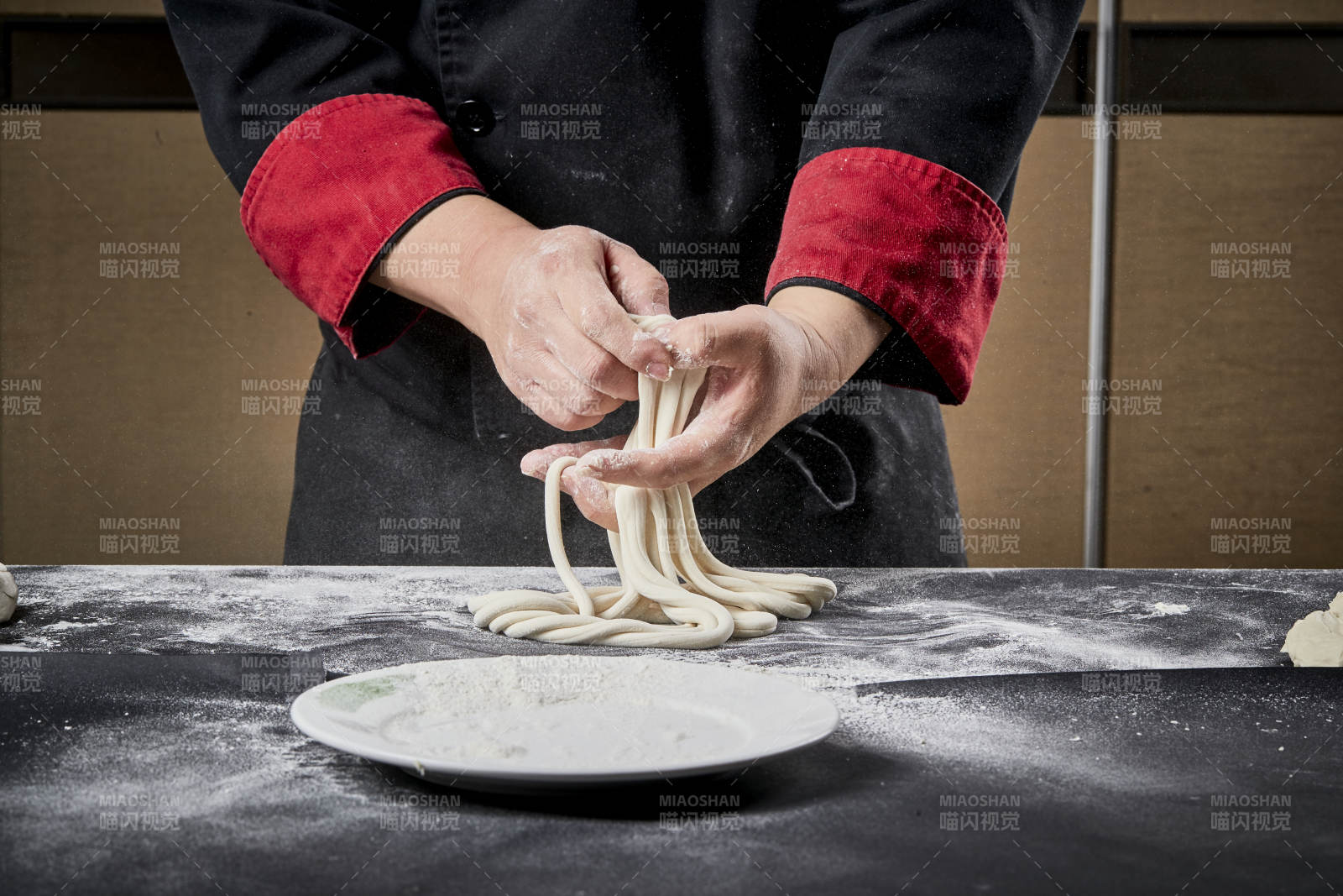 技艺精湛的拉面师在展示拉面制作图片