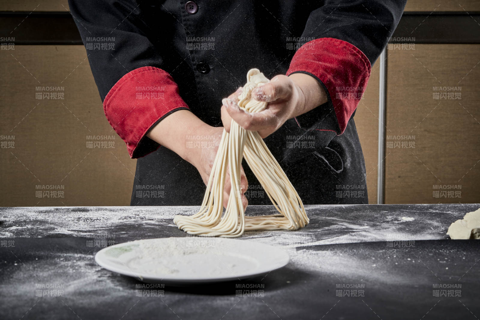 技艺精湛的拉面师在展示拉面制作图片