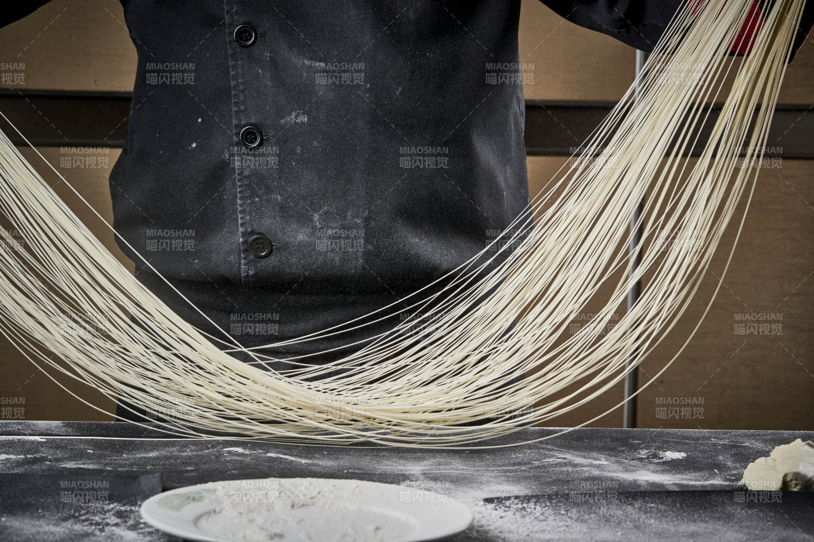 技艺精湛的拉面师在展示拉面制作图片