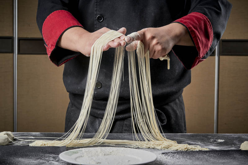 技艺精湛的拉面师在展示拉面制作图片