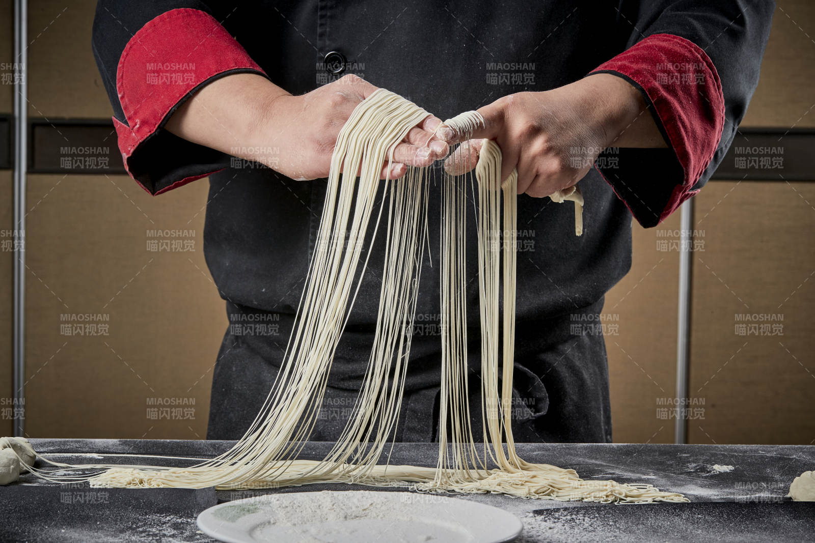 技艺精湛的拉面师在展示拉面制作图片