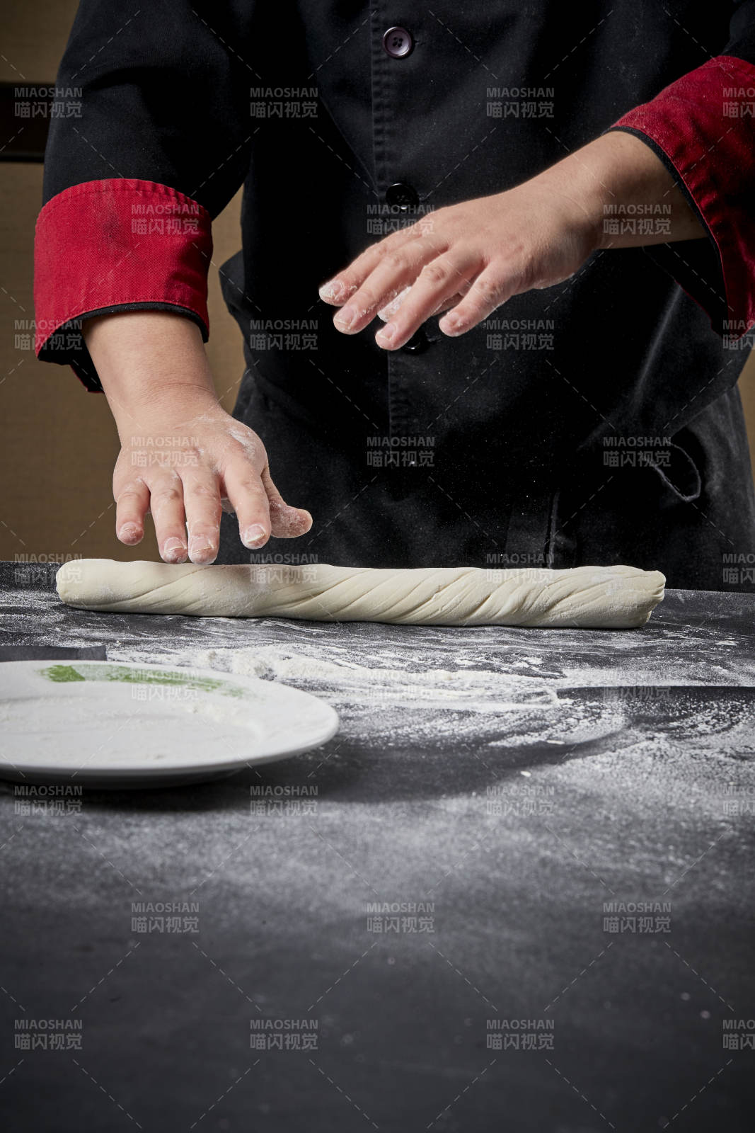 技艺精湛的拉面师在展示拉面制作图片