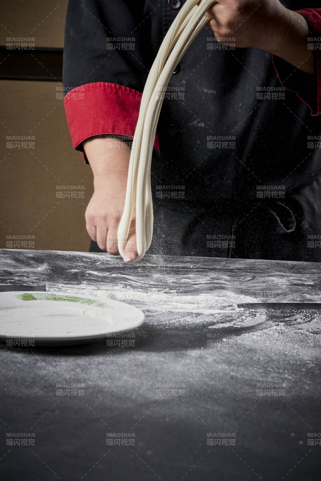技艺精湛的拉面师在展示拉面制作图片
