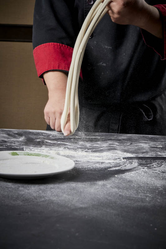 技艺精湛的拉面师在展示拉面制作图片