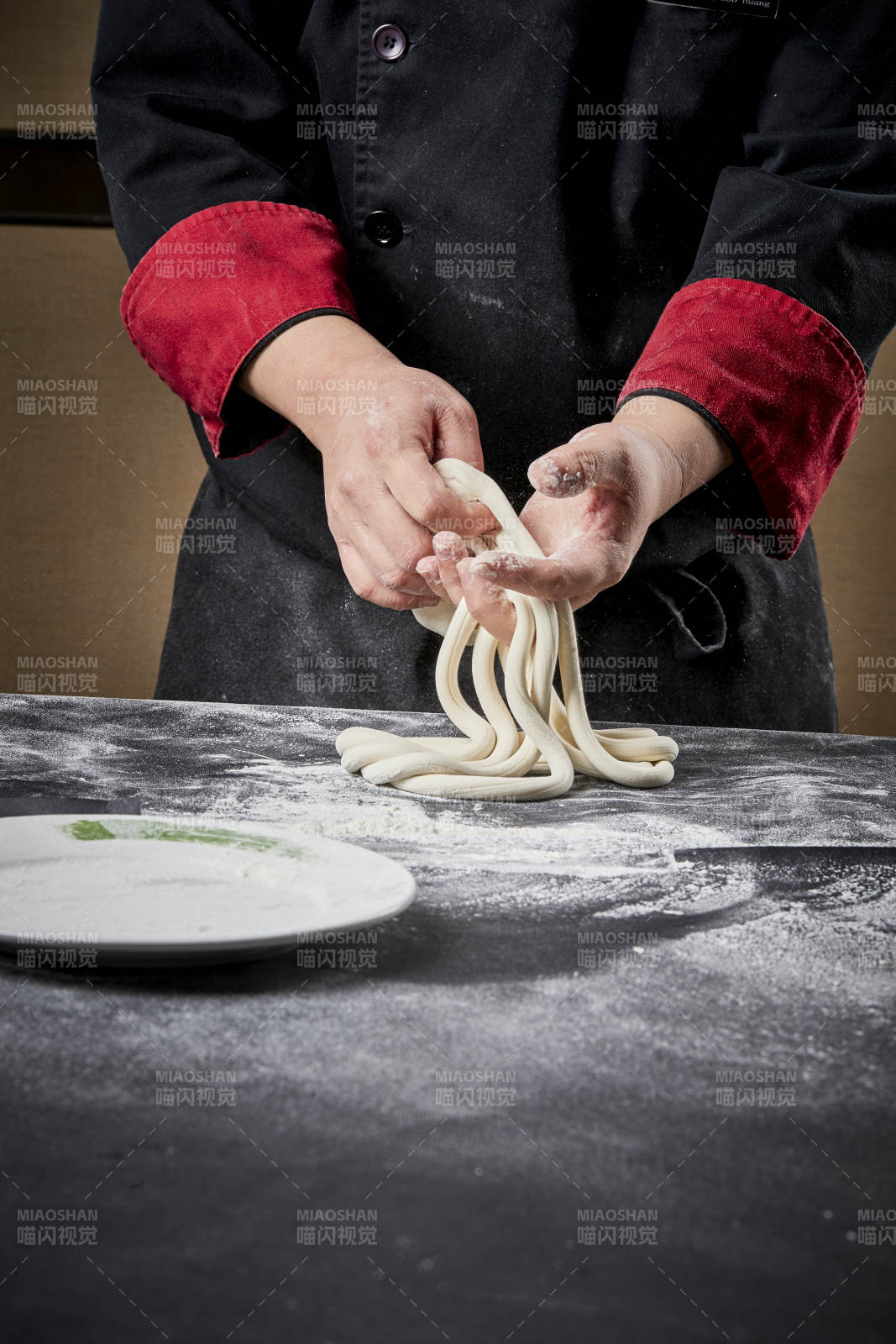 技艺精湛的拉面师在展示拉面制作图片