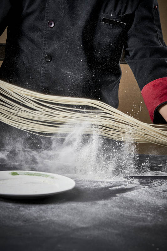 技艺精湛的拉面师在展示拉面制作图片