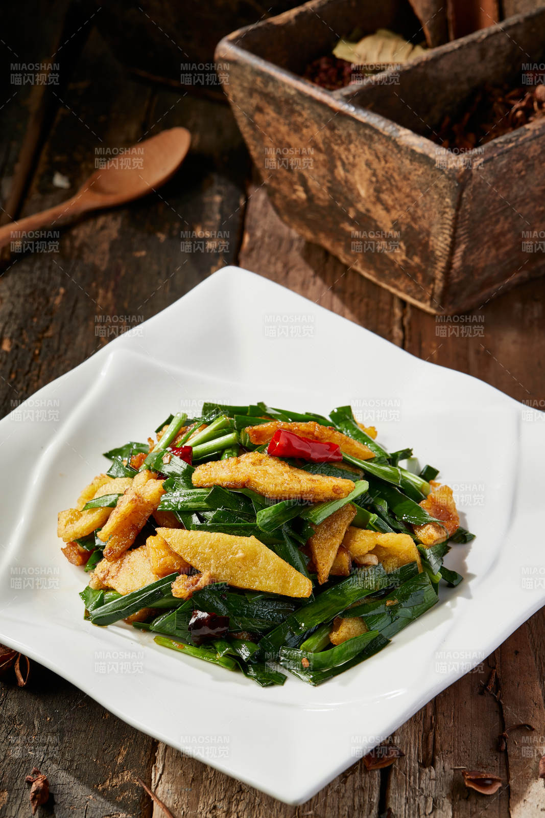 韭菜小炒绿豆粉饹馇图片