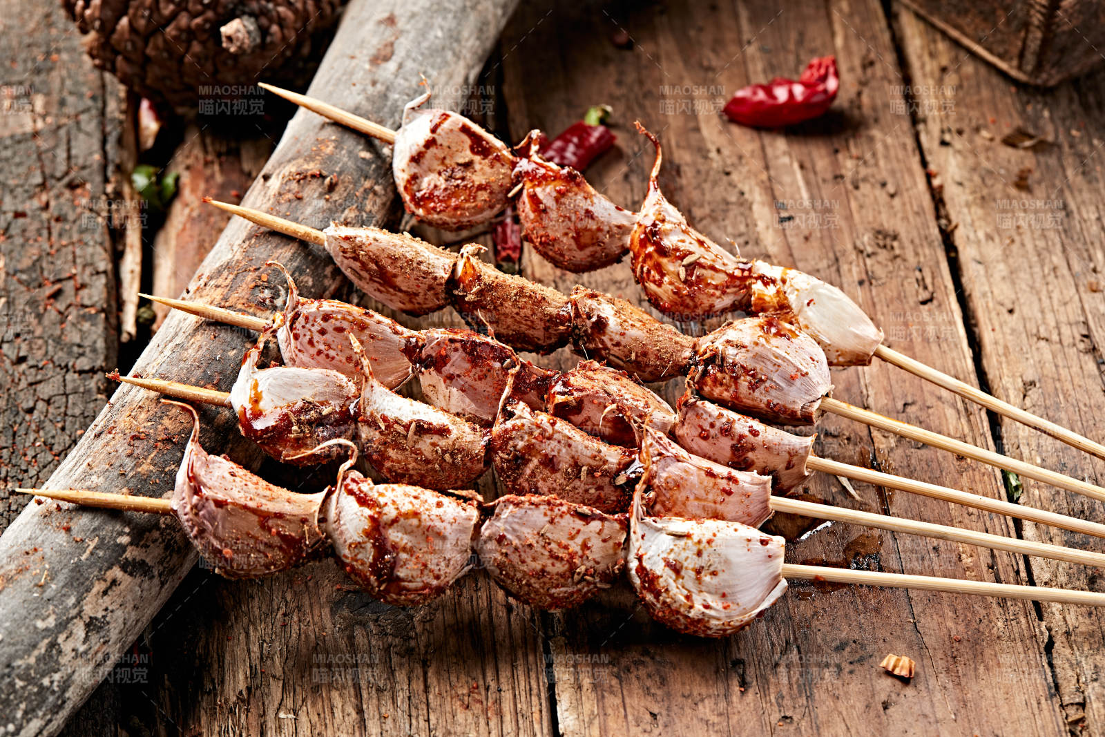 炭烤新鲜大蒜瓣图片