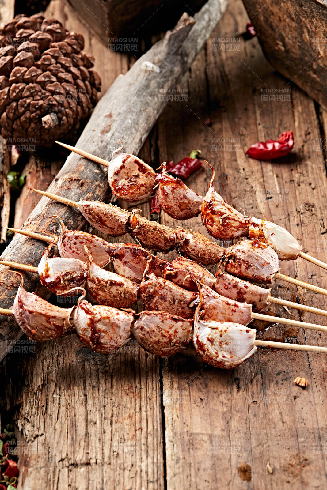 炭烤新鲜大蒜瓣图片