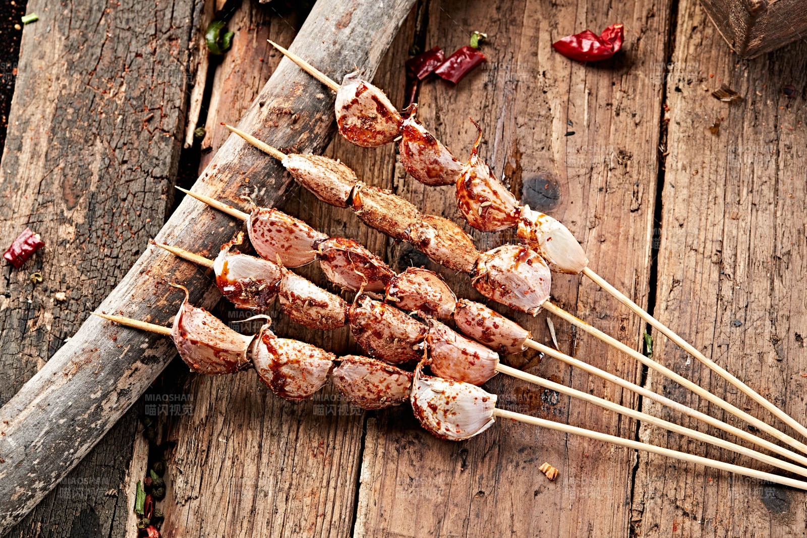 炭烤新鲜大蒜瓣图片