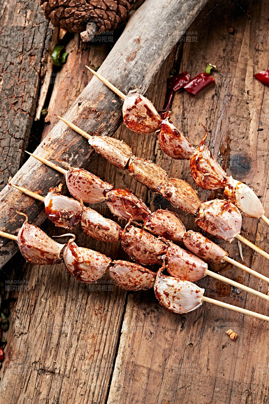 炭烤新鲜大蒜瓣图片