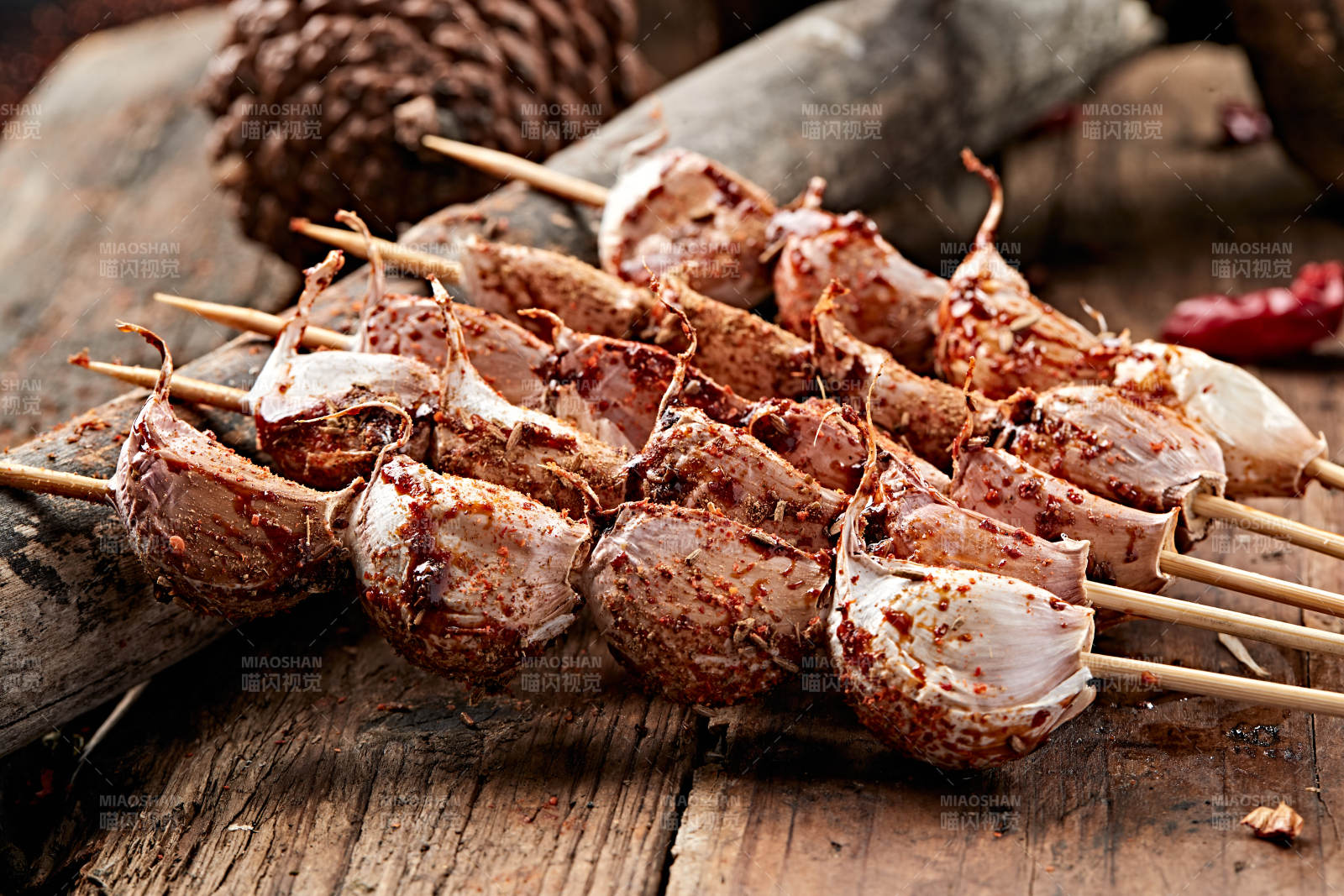 炭烤新鲜大蒜瓣图片