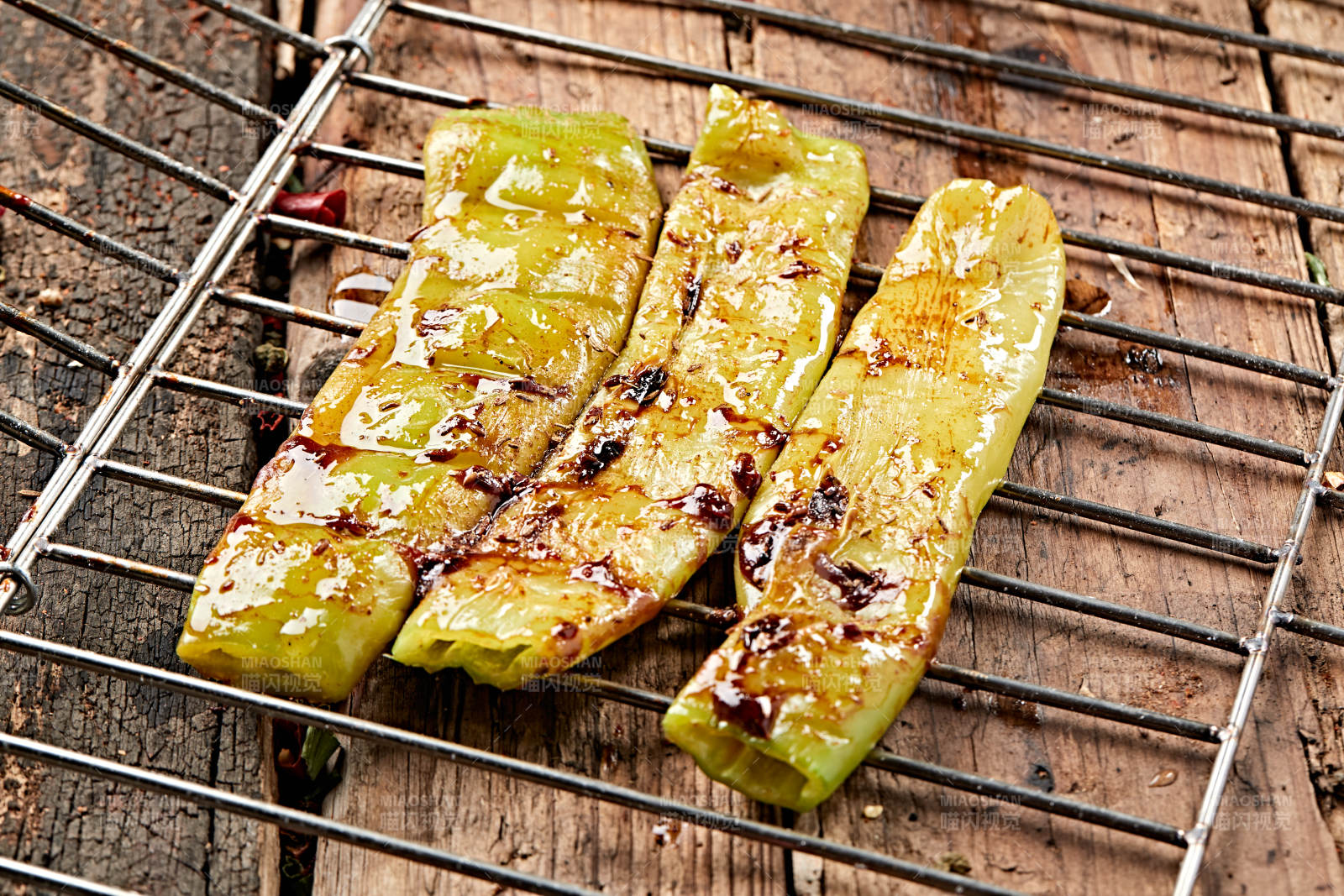 炭烤青辣椒图片