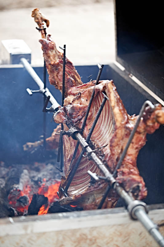 传统蒙餐烤全羊图片