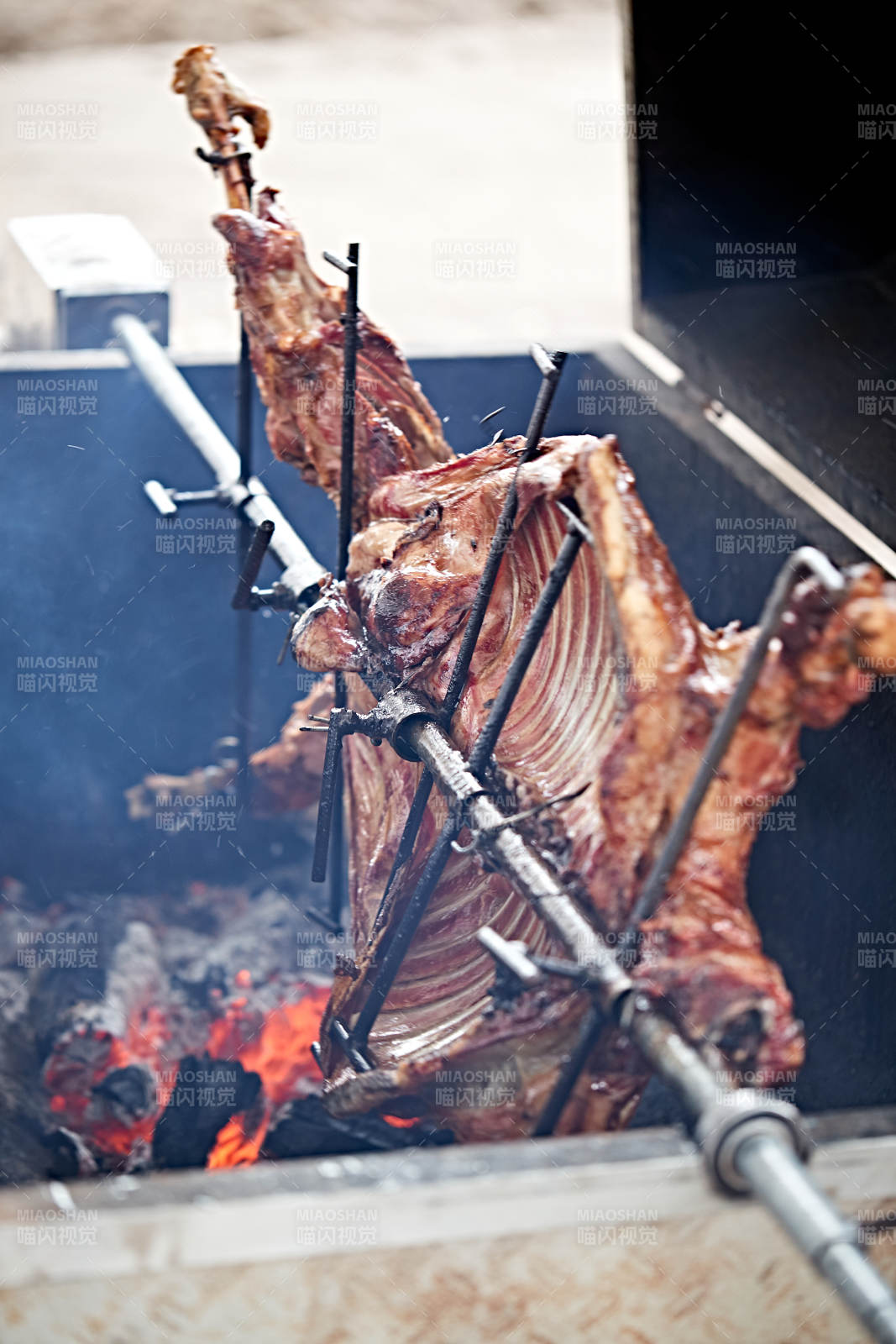 传统蒙餐烤全羊图片